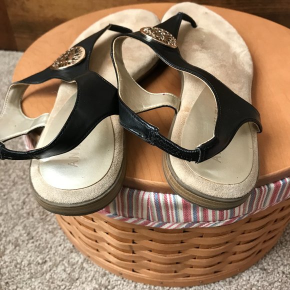 Anne Klein Black Flat Thong Sandals w/Goldtone Lion Logo Badge Size 9M - Picture 6 of 10
